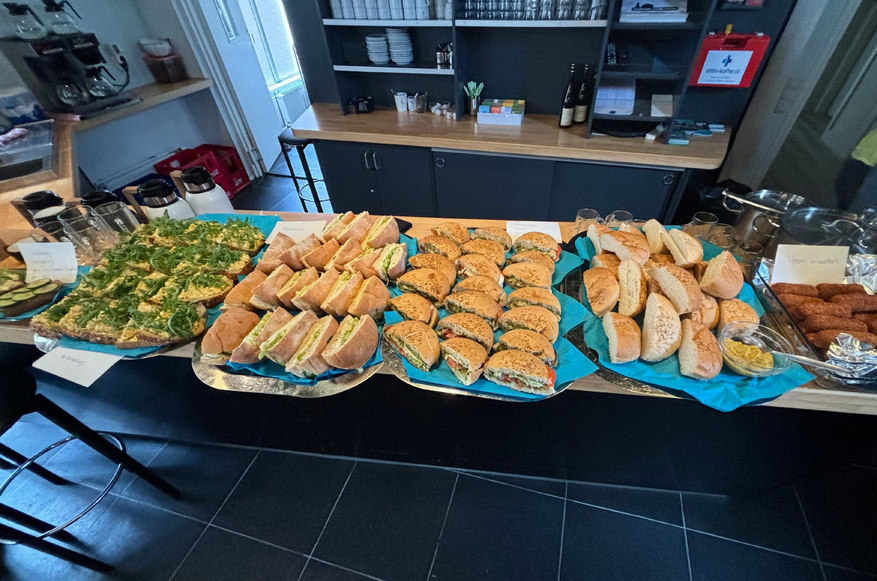 Een lunchbuffet met belegde broodjes bij Luhu
